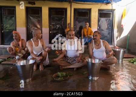 Les dévotés hindous effectuent des rituels pendant le festival au temple de Pashupatinath.pendant Janai Purnima ou Rakchhya Bandhan les gens de la communauté de Bhraman et Chhetri prennent le bain et changent leur Janai (un fil effrayé). De même, les gens d'autres communautés sont liés à un Doro (fil sacré coloré) autour de leur poignet. Banque D'Images