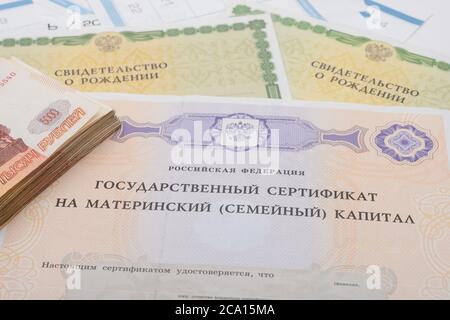 Certificat d'État pour le capital de maternité, deux certificats de naissance et un lot de cinq millièmes de factures Banque D'Images