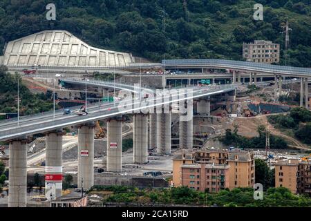 Vue du nouveau pont de San Giorgio conçu par l'architecte Renzo Piano remplaçant le pont de Morandi avant la cérémonie d'inauguration avec le chef d'État italien. Le pont original s'est effondré en août 2018 et le nouveau rouvre le 05 août 2020. Banque D'Images