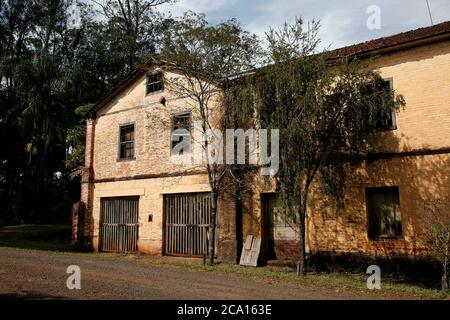 Ancienne grange dans un cadre rural sur le Brésil Banque D'Images