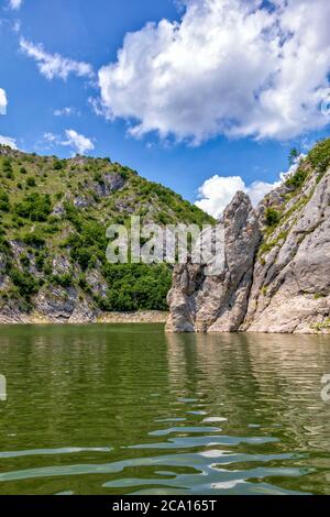 Le canyon de la rivière Uvac se méandra dans le sud-ouest de la Serbie. Banque D'Images