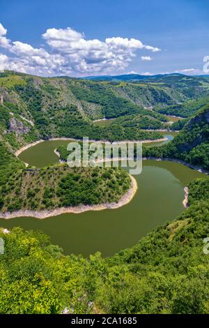 Vue aérienne des méandres du canyon de la rivière Uvac dans le sud-ouest de la Serbie. Banque D'Images