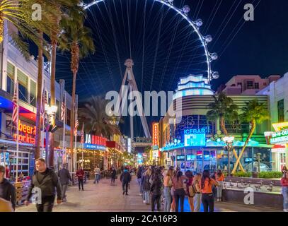 La promenade LINQ la nuit. Boutiques, bars et restaurants sur la promenade LINQ en direction de la grande roue de train High Roller, Las Vegas, Nevada, USA Banque D'Images