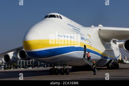 Chef d'équipe en service, Israël. 03ème août 2020. Le plus grand porte-avions au monde, an Antonov an-225, atterrit à l'aéroport Ben Gurion, à Lod, près de tel Aviv, le lundi 3 août 2020. L'avion de cargaison ukrainien transporte des camions militaires américains Oshkosh pour être équipé des systèmes de défense de missile de dôme en fer de Rafael israélien. Les dômes de fer serviront à défendre les troupes américaines contre toute une gamme de menaces balistiques. Photo par Debbie Hill/UPI crédit: UPI/Alay Live News Banque D'Images