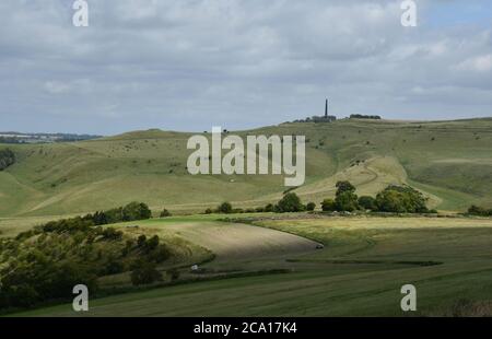 Vue de Morgans Hill vers le monument Lansdowne sur Cherhill Down avec CALSTONE en premier plan, Wiltshire.UK Banque D'Images