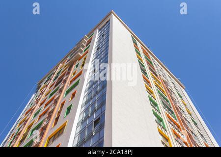 Un bâtiment haut contre un ciel bleu. Un nouveau bâtiment résidentiel haut de gamme avec une façade colorée. Banque D'Images