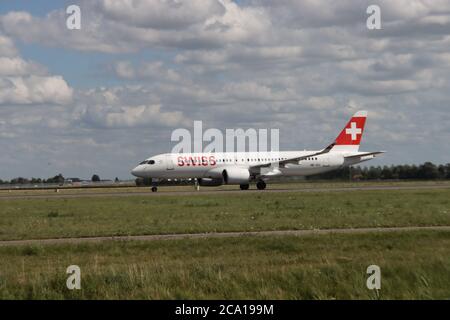 L'avion part de Polderbaan depuis l'aéroport d'Amsterdam Schiphol. Type d'avion Airbus 220 portant le nom HB-JCC avion de ligne Swiss International Air Lin Banque D'Images