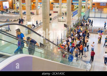 Téhéran, Iran - le 22 mai 2017 : personnes en attente pour les passagers à l'arrivée à Téhéran, l'aéroport international Imam Khomeini Banque D'Images