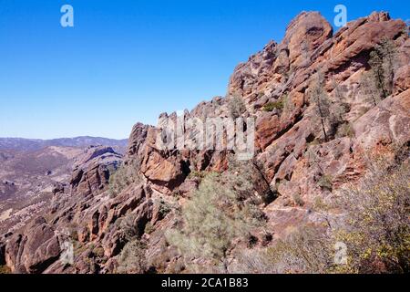 Ciel bleu sur la piste High Peaks Trail au parc national de Pinnacles Banque D'Images