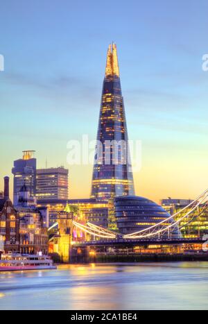 Beau coucher de soleil de la partie moderne de la ville de Londres, Angleterre, Europe. L'un des principaux centres de la finance mondiale. Banque D'Images