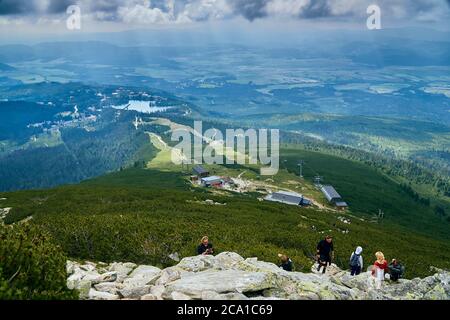 Vue panoramique aérienne sur le lac de montagne dans le parc national de High Tatra. Strbske pleso, Slovaquie, Europe, UE. Un monde magnifique. Banque D'Images