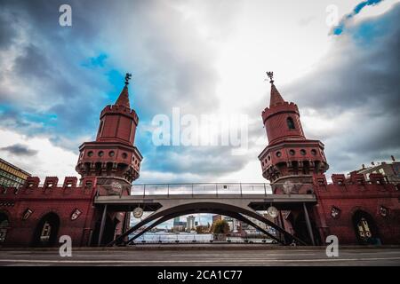 Oberbaumbruecke, un pont au-dessus de la Spree à Berlin, Allemagne. Banque D'Images