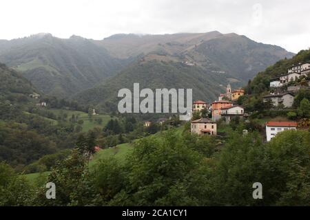 Cabbio, Kanton Tessin (TI)/ Suisse - septembre 29 2013:, ville de Cabbio situé dans la vallée de Muggio un jour d'automne brumeux Banque D'Images