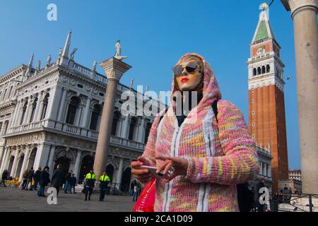 VENISE, ITALIE - 28 JANVIER 2018 : une personne avec une cagoule et un masque facial pendant le Carnaval de Venise Banque D'Images