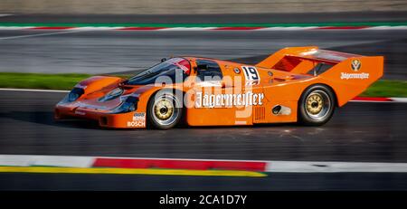 Hans Stuck et la Porsche 962c Brun Motorsport de Stefan Bellof. Banque D'Images