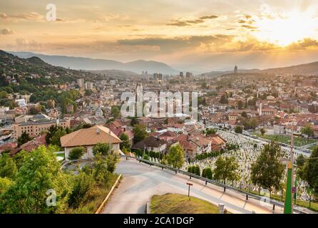 Vue sur les gratte-ciel de Sarajevo au coucher du soleil en été en Bosnie-Herzégovine Banque D'Images