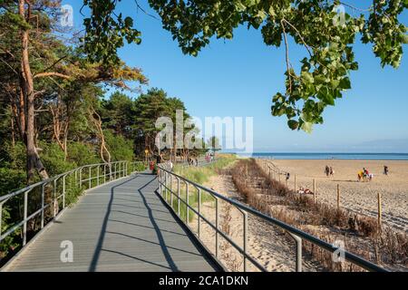 Chemin en bois sur la côte de la Baltique de Sandy Banque D'Images