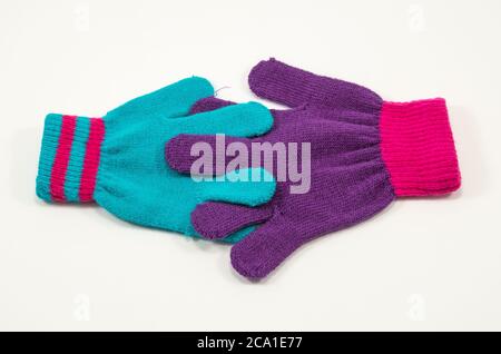 Gants tricotés pour enfants dont les doigts sont liés dans une serrure isolée sur fond blanc Banque D'Images