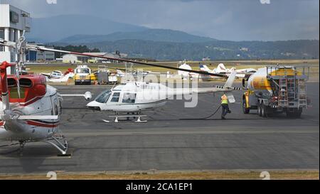 Sidney (Colombie-Britannique), Canada 03 août 2020 - UN hélicoptère à quatre places Bell 206B de VIH Helicopters est ravitaillé avant de prendre son départ de l'aérocentre Shell à l'aéroport international de Victoria Don Denton/Alamy Live News Banque D'Images