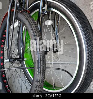 Deux vélos de pneus Fat verrouillés ensemble, un rouge un bleu, sur le trottoir près de la plage à Santa Barbara, CA Banque D'Images