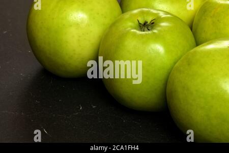 Gros plan des pommes vertes sur le tableau noir Banque D'Images