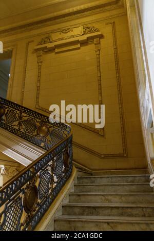 Ancien escalier en marbre au bâtiment du Centre culturel de la Banque du Brésil, à la place de la liberté, à Belo Horizonte, au Brésil Banque D'Images