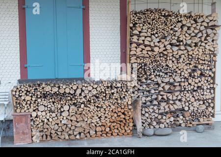 bois de chauffage en face de la maison en bois Banque D'Images