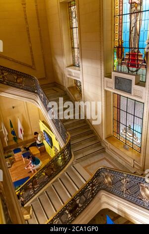 Ancien escalier en marbre à l'édifice du Centre culturel de la Banque du Brésil, place de la liberté, à Belo Horizonte, au Brésil Banque D'Images