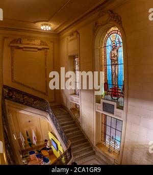 Ancien escalier en marbre à l'édifice du Centre culturel de la Banque du Brésil, place de la liberté, à Belo Horizonte, au Brésil Banque D'Images