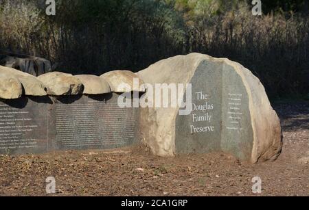 Une inscription pour les dédicaces de la réserve de la famille Douglas sont sculptées dans un immense rocher sur les falaises côtières de Mesa à Santa Barbara, CA, Banque D'Images