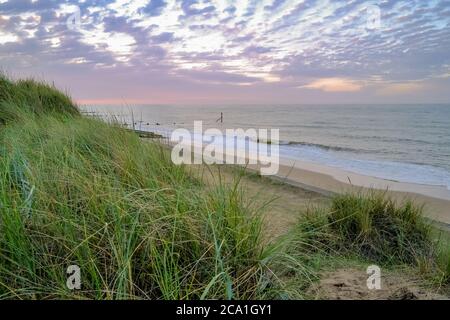 Une vue sur la plage de sable à Cart Gap sur la côte de Norfolk. Capturé d'en haut dans les dunes de sable. Banque D'Images