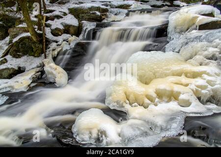 Little High Falls sur Pott's Creek en hiver, Bracebridge, Ontario, Canada Banque D'Images