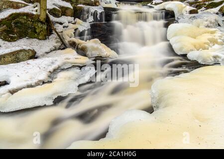 Little High Falls sur Pott's Creek en hiver, Bracebridge, Ontario, Canada Banque D'Images