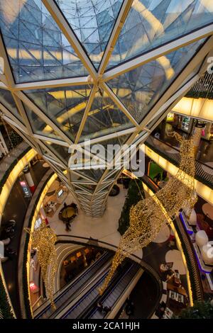 Intérieur du centre commercial MyZeil de Francfort, en Allemagne Banque D'Images