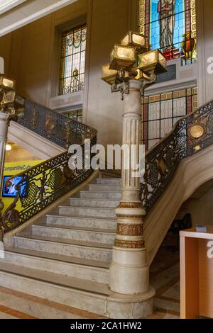 Ancien escalier en marbre de l'édifice du Centre culturel de la Banque du Brésil à la place de la liberté à Belo Horizonte, Brésil Banque D'Images