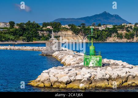 PROCIDA (NA), ITALIE - 30 JUIN 2020 : la lumière du soleil éclaire les maisons de l'île de procida Banque D'Images