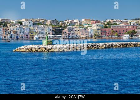 PROCIDA (NA), ITALIE - 30 JUIN 2020 : la lumière du soleil éclaire les maisons de l'île de procida Banque D'Images