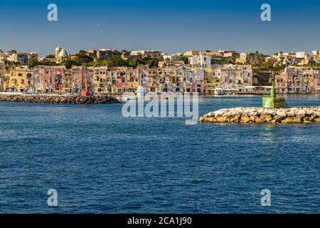 PROCIDA (NA), ITALIE - 30 JUIN 2020 : la lumière du soleil éclaire les maisons de l'île de procida Banque D'Images
