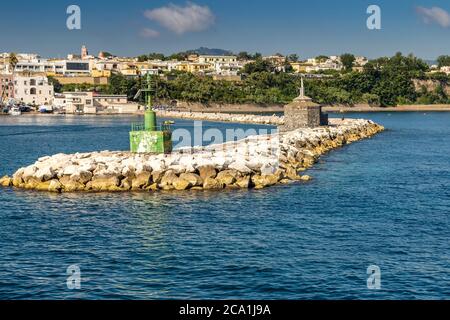 PROCIDA (NA), ITALIE - 30 JUIN 2020 : la lumière du soleil éclaire les maisons de l'île de procida Banque D'Images