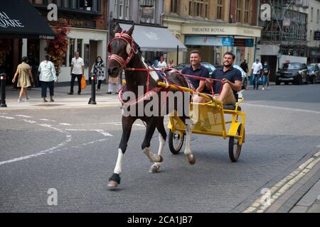 Windsor, Berkshire, Royaume-Uni. 3 août 2020. Les voyageurs en route vers le pub de Windsor avec leur poney et leur piège. Crédit : Maureen McLean/Alay Live News Banque D'Images