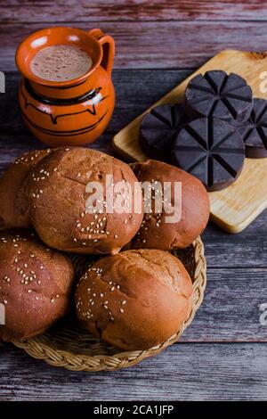 Pain Oaxaca appelé 'Pan de Yema' ou pain jaune et chocolat chaud petit déjeuner traditionnel à Oaxaca Mexique Banque D'Images