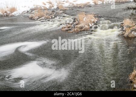 Junction Creek dans une tempête de neige au début du printemps, Grand Sudbury, Ontario, Canada Banque D'Images