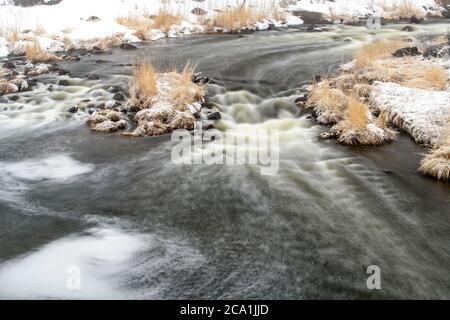 Junction Creek dans une tempête de neige au début du printemps, Grand Sudbury, Ontario, Canada Banque D'Images