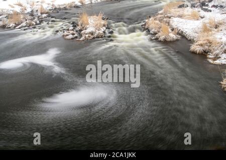 Junction Creek dans une tempête de neige au début du printemps, Grand Sudbury, Ontario, Canada Banque D'Images