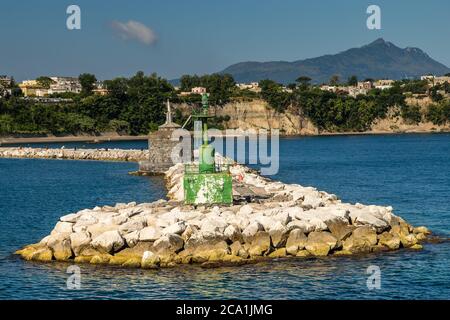 PROCIDA (NA), ITALIE - 30 JUIN 2020 : la lumière du soleil éclaire les maisons de l'île de procida Banque D'Images