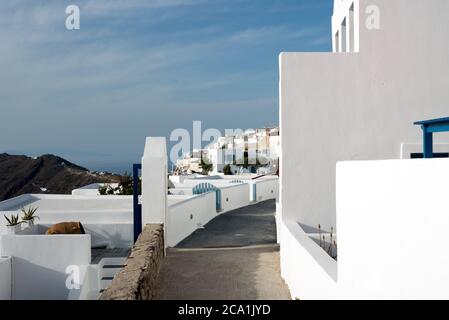 Passage entre appartements de vacances sur Santorini Grèce Banque D'Images