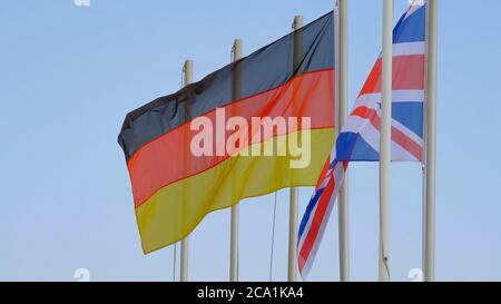Drapeau allemand et britannique agitant dans le vent Banque D'Images