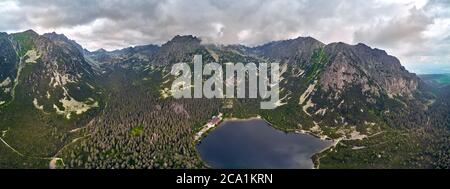 Belle vue panoramique de Popradske pleso (autrefois appelé Rybie pleso) est un lac de montagne d'origine glaciaire situé dans les Hautes Tatras, au nord de la Slovaquie Banque D'Images