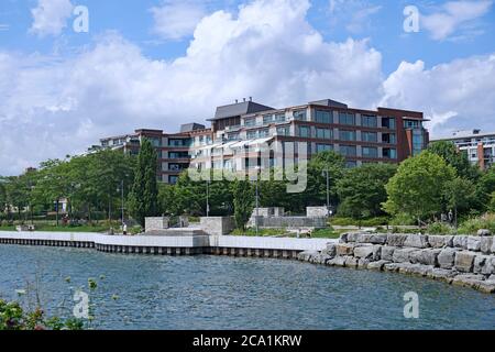 Sentier riverain près du lac Ontario, près de Toronto, avec immeubles à appartements Banque D'Images