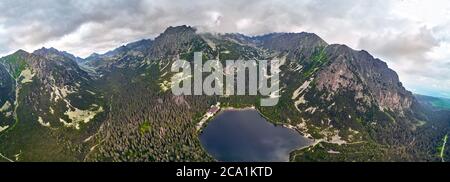 Belle vue panoramique de Popradske pleso (autrefois appelé Rybie pleso) est un lac de montagne d'origine glaciaire situé dans les Hautes Tatras, au nord de la Slovaquie Banque D'Images
